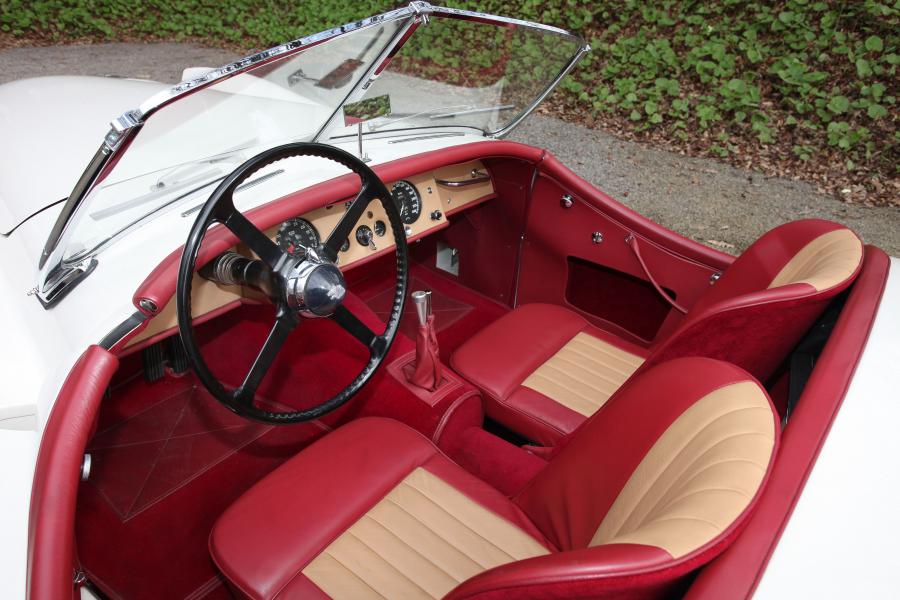  Jaguar XK120 Roadster White 1953 года  (фото 21 из 39)